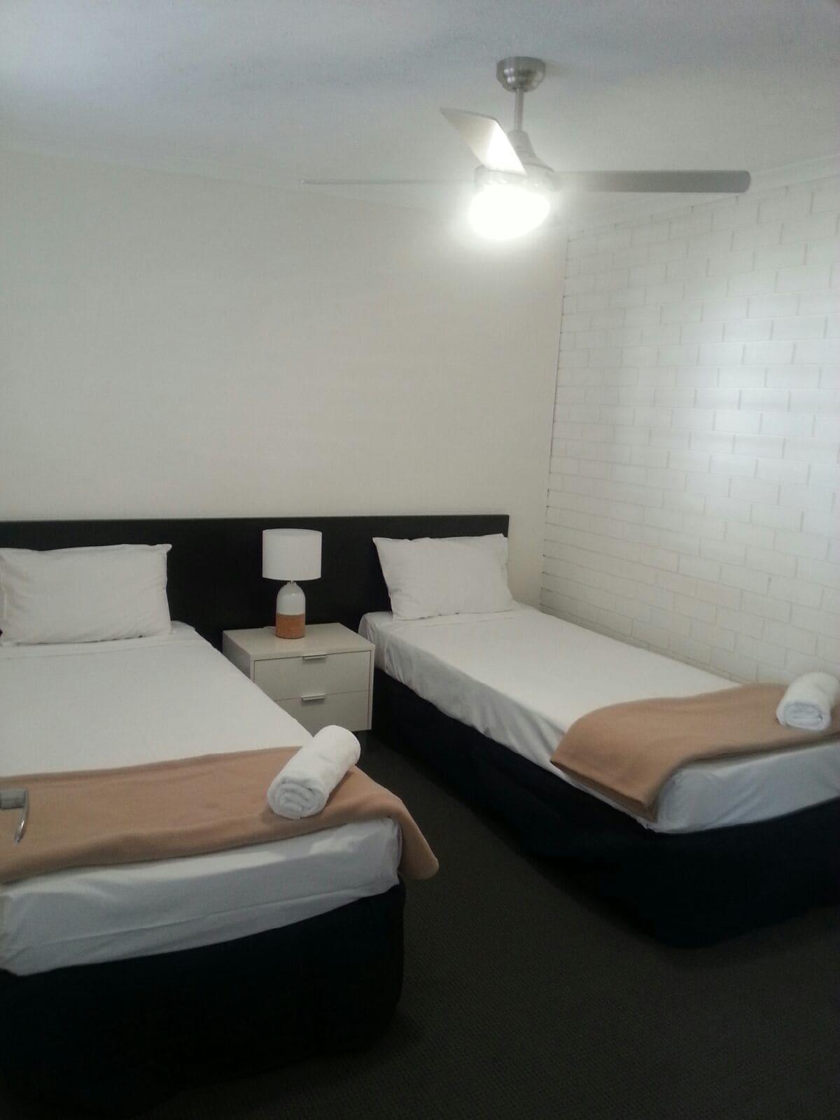 Broadbeach Travel Inn Apartments Голд-Кост Экстерьер фото