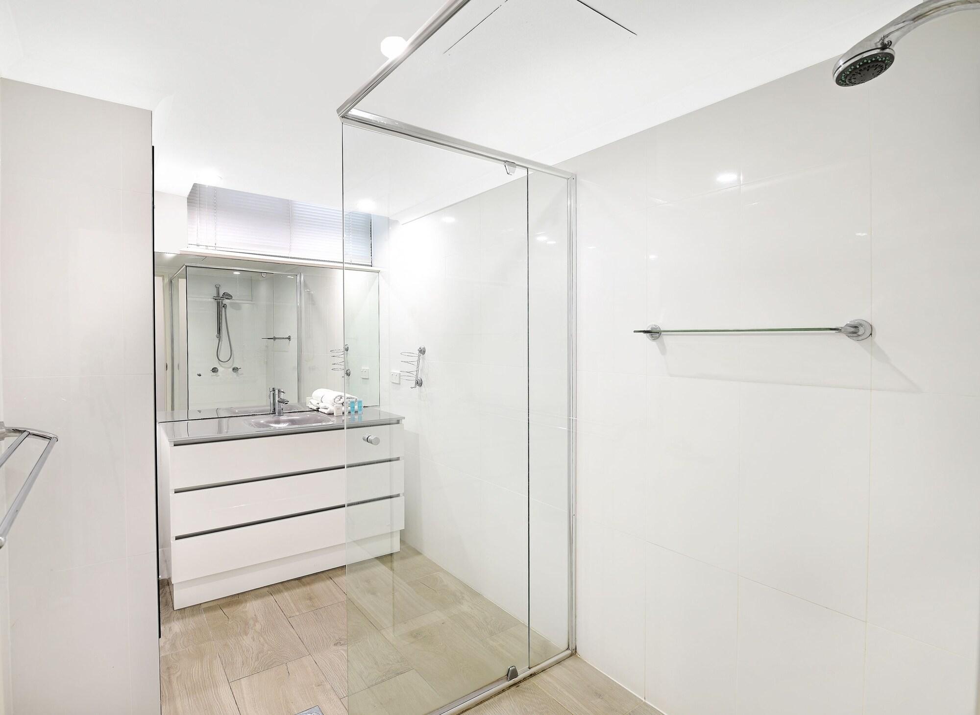 Broadbeach Travel Inn Apartments Голд-Кост Экстерьер фото