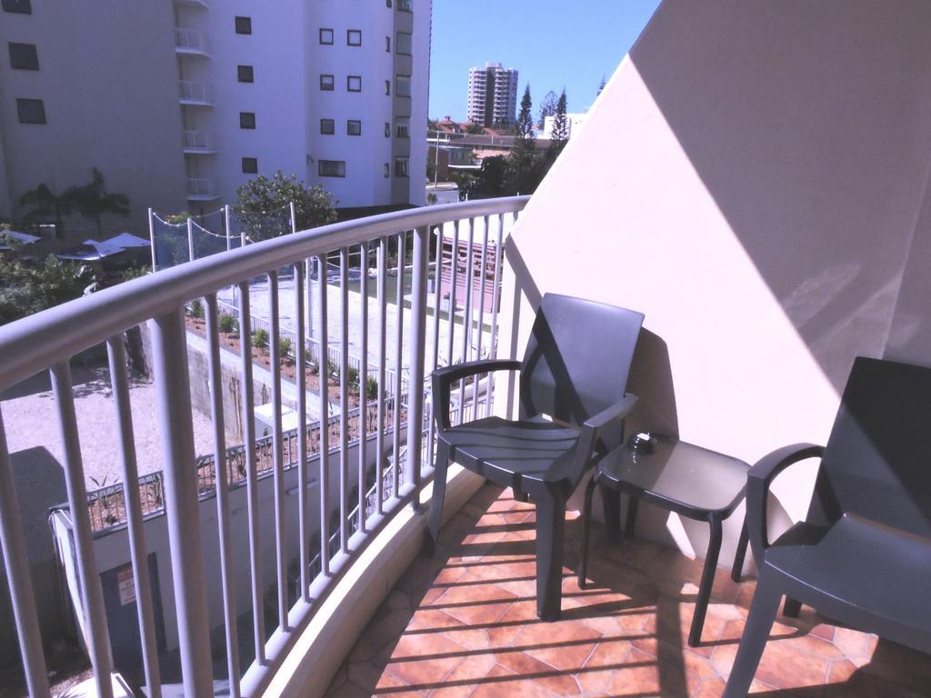 Broadbeach Travel Inn Apartments Голд-Кост Экстерьер фото