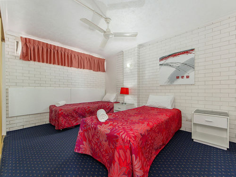 Broadbeach Travel Inn Apartments Голд-Кост Экстерьер фото
