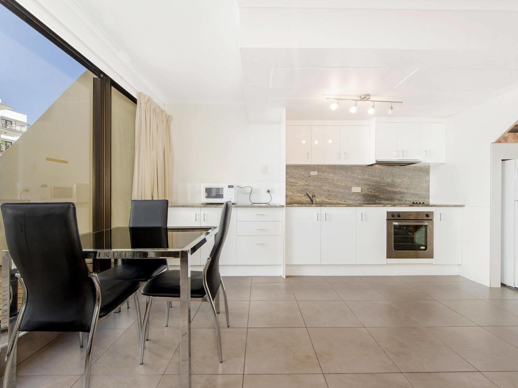 Broadbeach Travel Inn Apartments Голд-Кост Экстерьер фото