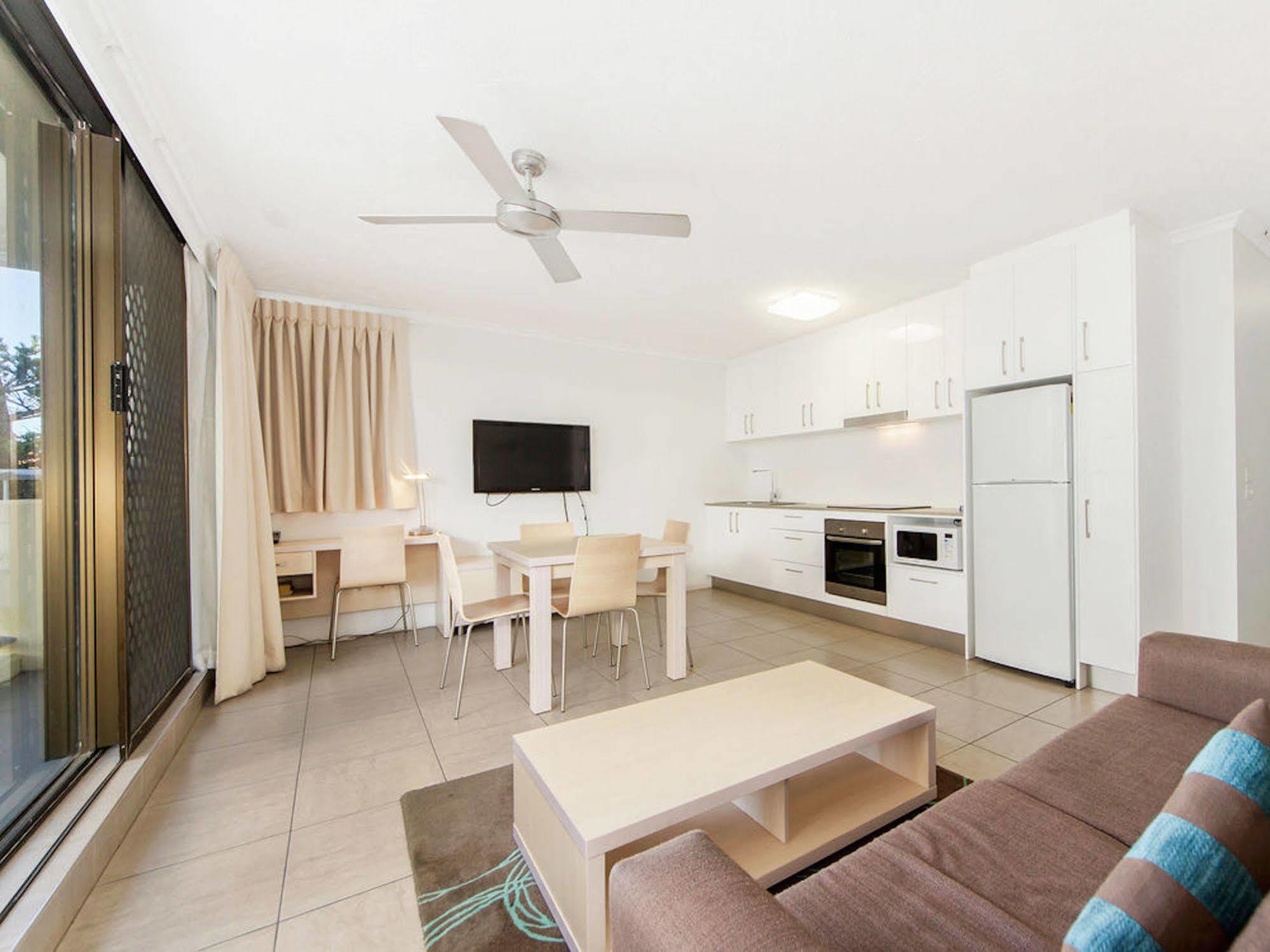 Broadbeach Travel Inn Apartments Голд-Кост Экстерьер фото